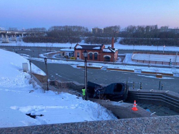 В Тюмени водитель выехал на спуск к набережной Туры и погиб