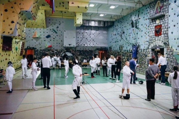 100 тюменских фехтовальщиков поборются за путевку на окружные соревнования