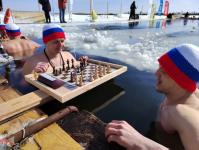 Рекорд России по игре в шахматы в ледяной воде установили &ldquo;моржи&rdquo; в Тюмени