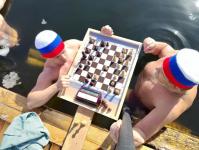 Рекорд России по игре в шахматы в ледяной воде установили &ldquo;моржи&rdquo; в Тюмени