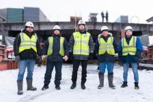 Тюменские строители возводят мост через реку Томь 