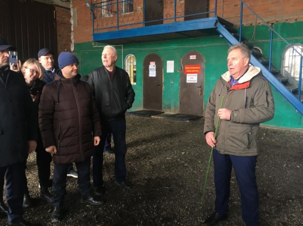 Тюменских депутатов познакомили с работой приюта для бесхозяйных животных