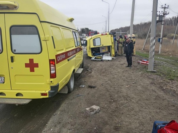 Пять человек пострадали в аварии с участием "Скорой помощи" и "КамАЗа"