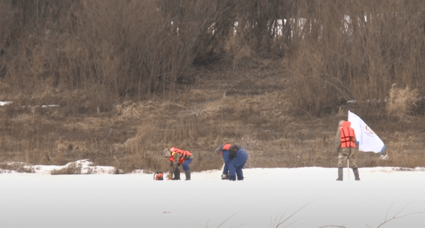 Тюменские "моржи" помогают освободить Туру ото льда