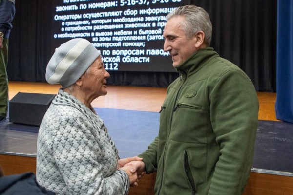 Жители Ишима полтора часа общались с губернатором и полпредом по поводу подтоплений домов 