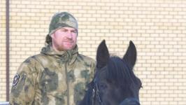 Участковый на пенсии патрулирует родное село Горьковка на лошади