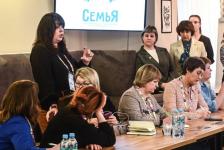 Об инновационных практиках поддержки семей рассказали детским омбудсменам в Тюмени