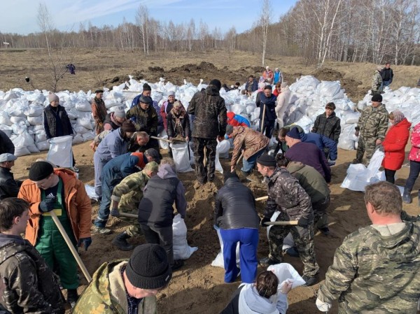В Викулово для укрепления гидротехнических сооружений заготовили 11 тысяч мешков с песком  