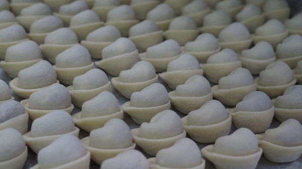 Участники клуба "Женская академия" в Омутинском районе  устроили занятие по лепке пельменей