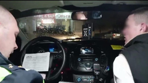 Пьяный тюменец изображал пассажира при задержании Пьяный тюменец изображал пассажира при задержании
