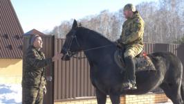 Участковый на пенсии патрулирует родное село Горьковка на лошади