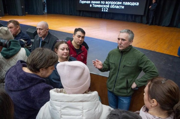 Жители Ишима полтора часа общались с губернатором и полпредом по поводу подтоплений домов 
