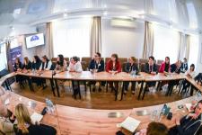 Об инновационных практиках поддержки семей рассказали детским омбудсменам в Тюмени