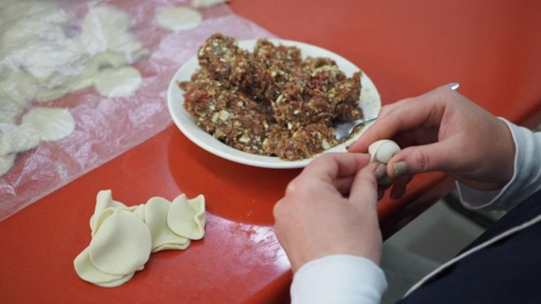 Участники клуба "Женская академия" в Омутинском районе  устроили занятие по лепке пельменей