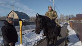 Участковый на пенсии патрулирует родное село Горьковка на лошади