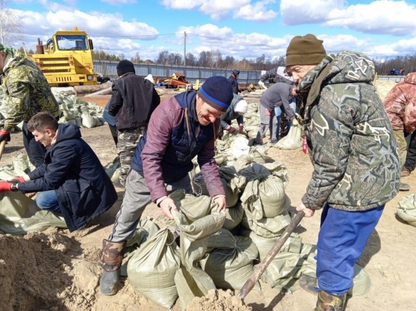 Около 100 добровольцев помогают укреплять дамбы в Упоровском районе Около 100 добровольцев помогают укреплять дамбы в Упоровском районе