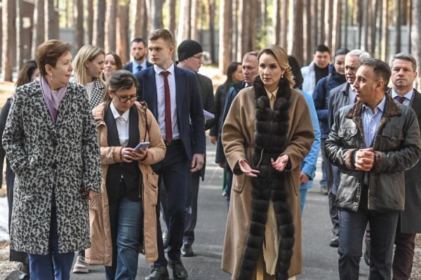 Мария Львова-Белова оценила важность открытия тюменского семейного центра для зависимых