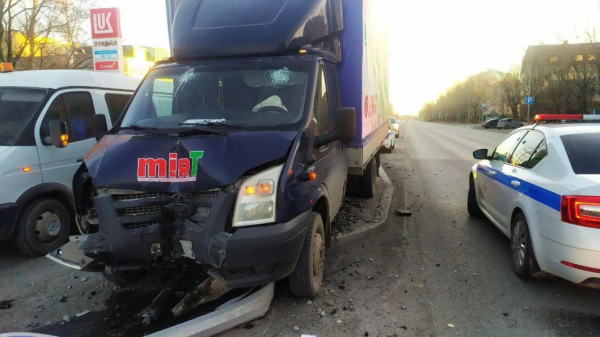 Пьяный тюменец врезался в столб на угнанном грузовике и уснул в машине ДПС