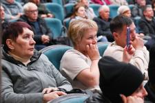 Жители Ишима полтора часа общались с губернатором и полпредом по поводу подтоплений домов 