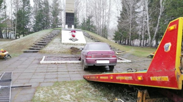 В Тобольском районе водитель без прав въехал в мемориал
