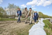 Александр Моор проверил ход работ по подготовке к паводку в Тобольске