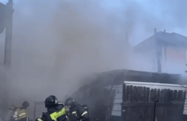 В Тюмени подразделения МЧС России тушат пожар на улице Кондинской