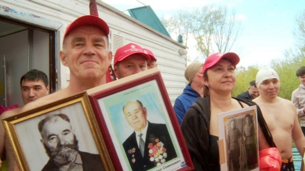 "Моржи" провели водный парад "Бессмертный полк" на Туре в Тюмени "Моржи" провели водный парад "Бессмертный полк" на Туре в Тюмени