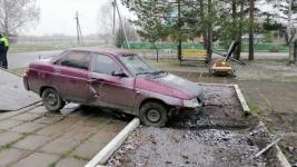 В Тобольском районе водитель без прав въехал в мемориал