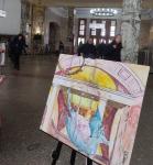 Тобольская художница рисует драконов в московском метро 