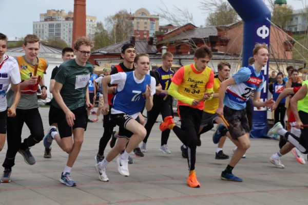 600 тюменцев пробежали эстафету, посвящённую Дню Победы