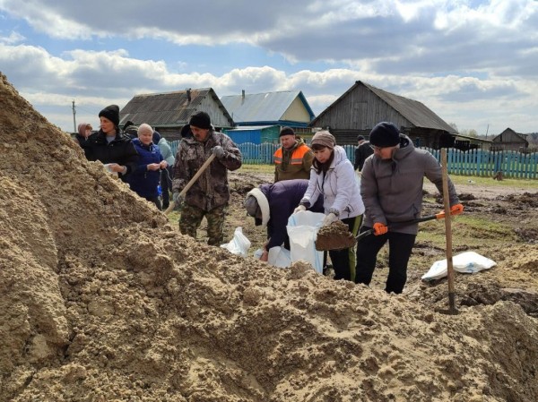 В Вагайском районе укрепляют гидротехнические сооружения В Вагайском районе укрепляют гидротехнические сооружения