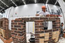 Лучший каменщик Тюменской области работает на заводе ЖБИ-3