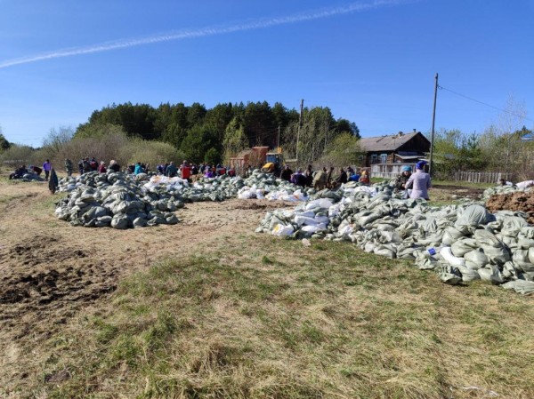 Более 100 тыс. мешков с грунтом для борьбы с паводком сформировали добровольцы за 3 дня в Вагайском районе