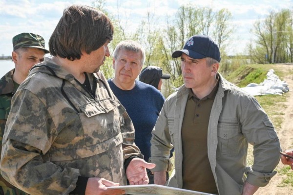 Александр Моор проверил ход работ по подготовке к паводку в Тобольске