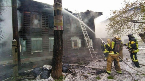 Нежилой дом горел на улице Тургенева в Тюмени