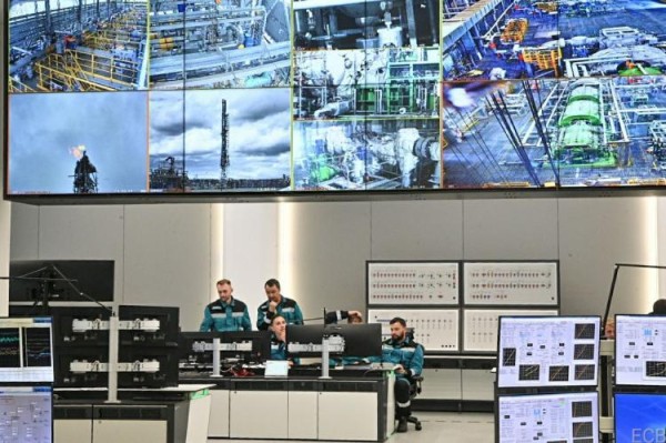 Владимир Якушев поздравил жителей Тобольска с 50-летием нефтехимического комплекса