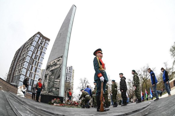 В Тюмени прошел митинг в честь годовщины присвоения звания "Город трудовой доблести"