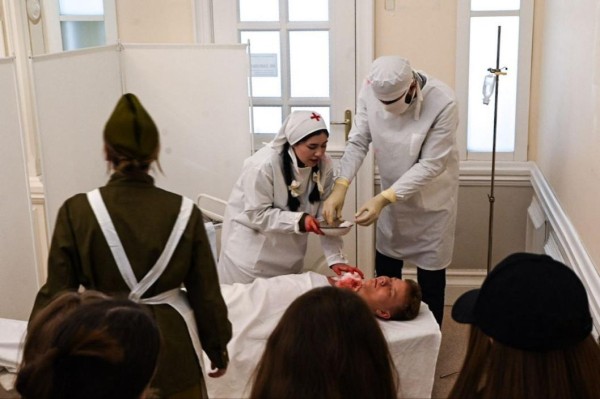 Тюменцам показали и рассказали, как в годы войны спасали раненых бойцов Тюменцам показали и рассказали, как в годы войны спасали раненых бойцов