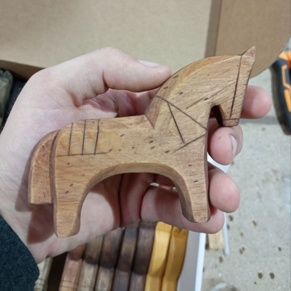 Резчик по дереву из Тюмени рассказал об изготовлении уникальных игрушек