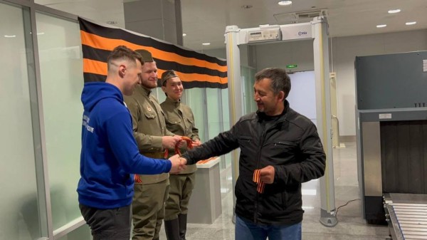 Георгиевские ленты раздали молодогвардейцы и таможенники прилетевшим в Тюмень из Бишкека Георгиевские ленты раздали молодогвардейцы и таможенники прилетевшим в Тюмень из Бишкека