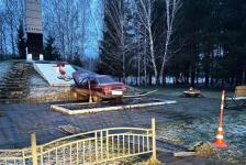 В Тобольском районе водитель без прав въехал в мемориал