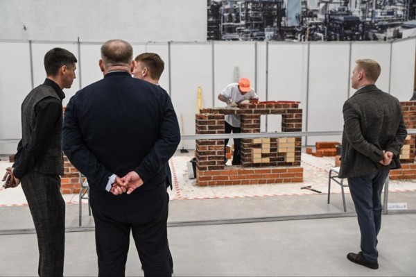 Лучший каменщик Тюменской области работает на заводе ЖБИ-3