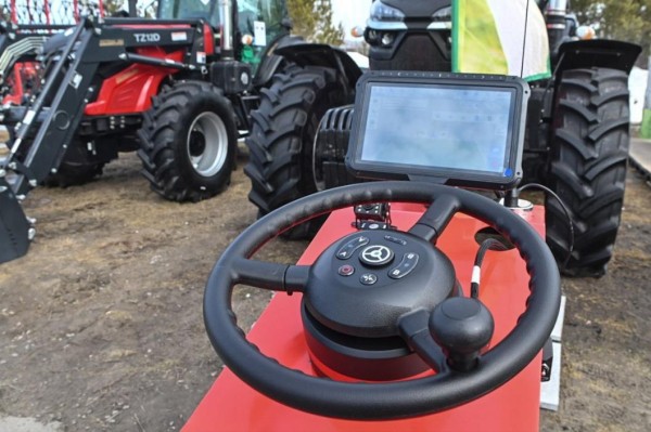 Два мини-трактора используют для сельхозработ ученики агрокласса в Тобольском районе