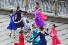 Тюменские выпускники станцевали вальс на набережной города