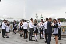 Тюменские выпускники станцевали вальс на набережной города