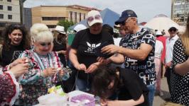 Тюменские казаки учили плести масксети и делать окопные свечи на фестивале "Мост дружбы"