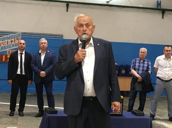 Светлана Иванова вручила знак "За заслуги перед городом Тюменью" бессменному директору аккумуляторного завода