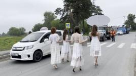 Дефиле на железнодорожном переезде Винзили устроили тюменские модели