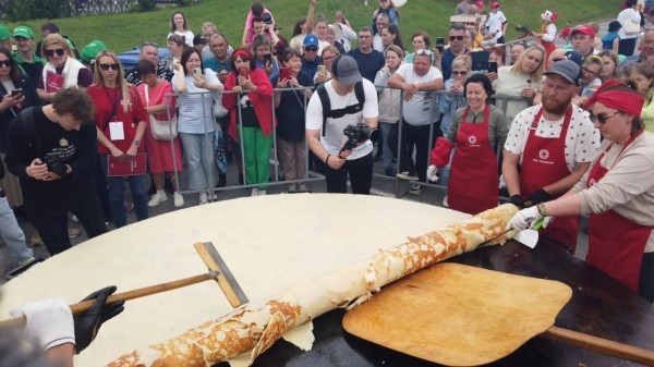 Состязания по выпеканию трехметровых блинов прошли в Ялуторовске