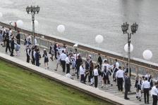 Тюменские выпускники станцевали вальс на набережной города